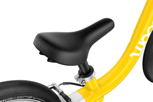 Woom GO 1 ergonomic gently curved banana-shaped saddle.