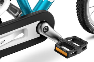 Woom GO 2 ergonomic crank arms with narrow Q-factor and large platform junior non-slip pedals.