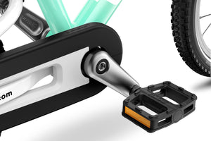 Woom GO 2 ergonomic crank arms with narrow Q-factor and large platform junior non-slip pedals.