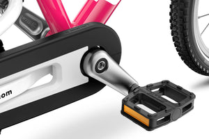 Woom GO 2 ergonomic crank arms with narrow Q-factor and large platform junior non-slip pedals.
