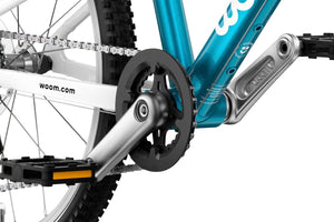 Woom GO 4 ergonomic crank arms with narrow Q-factor and large platform junior non-slip pedals.