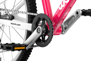 Woom GO 4 ergonomic crank arms with narrow Q-factor and large platform junior non-slip pedals.