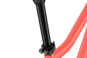 Woom EXPLORE 6 adjustable seat post with ABC markings for a perfect fit.